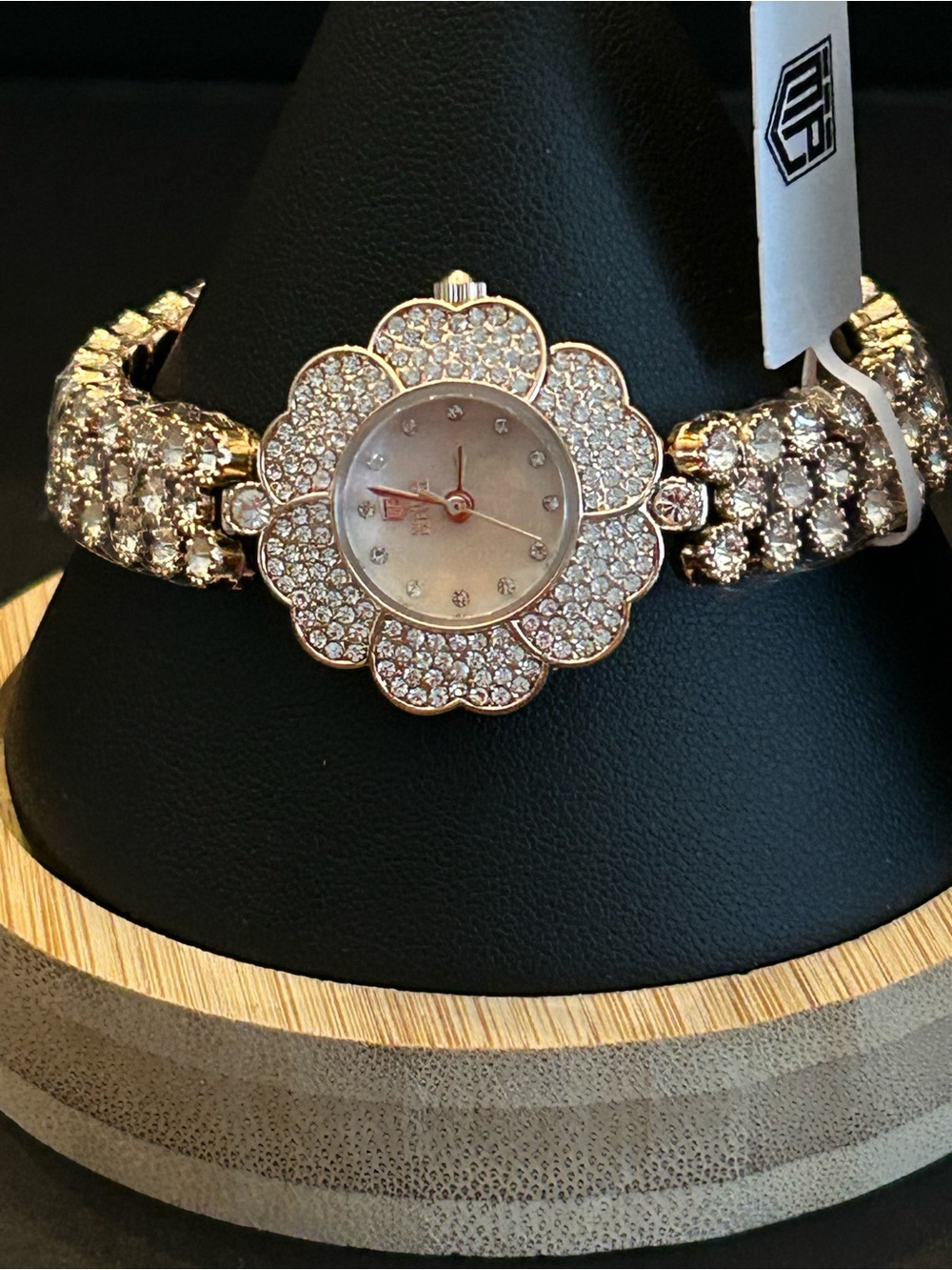 Montres Prestige X Invicta Womenโs 28mm Rose Gold & Crystal Floral Watch